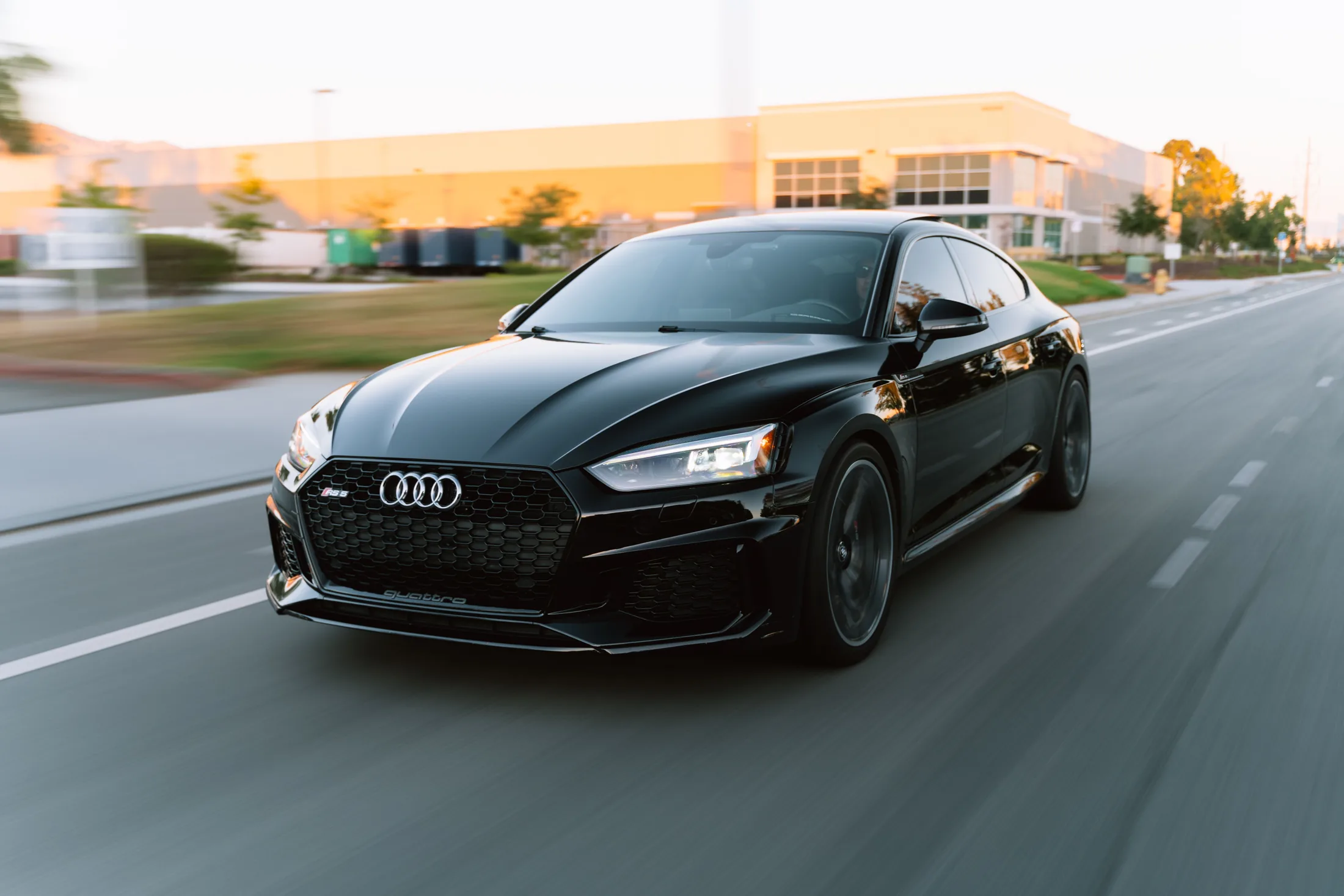 Automobile noire en mouvement