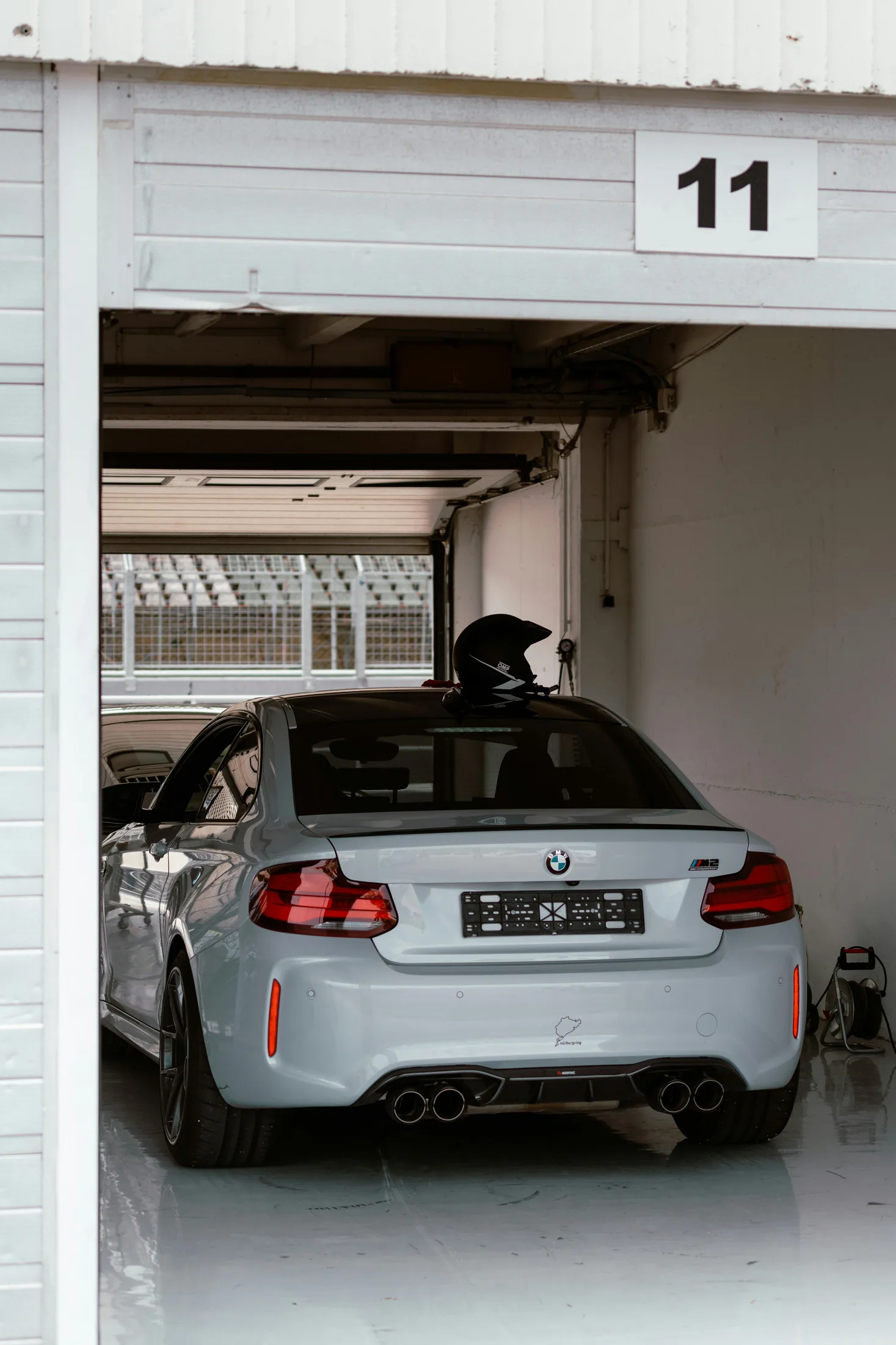 Véhicule dans un atelier automobile