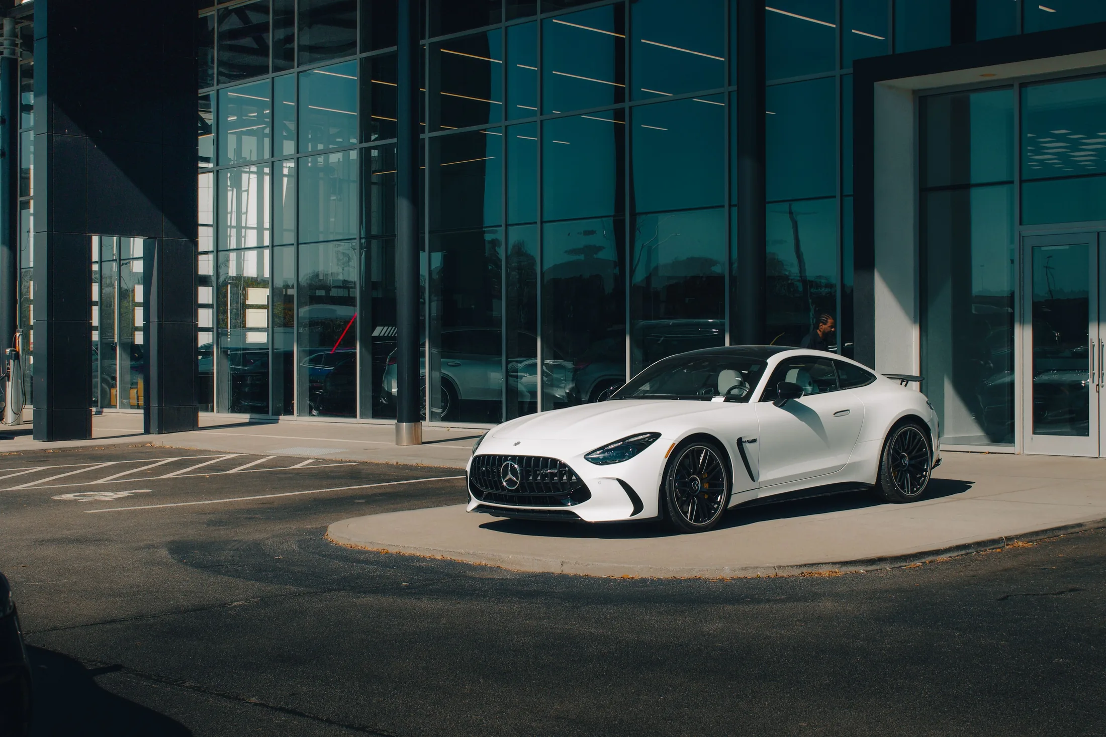 Automobile premium devant un showroom