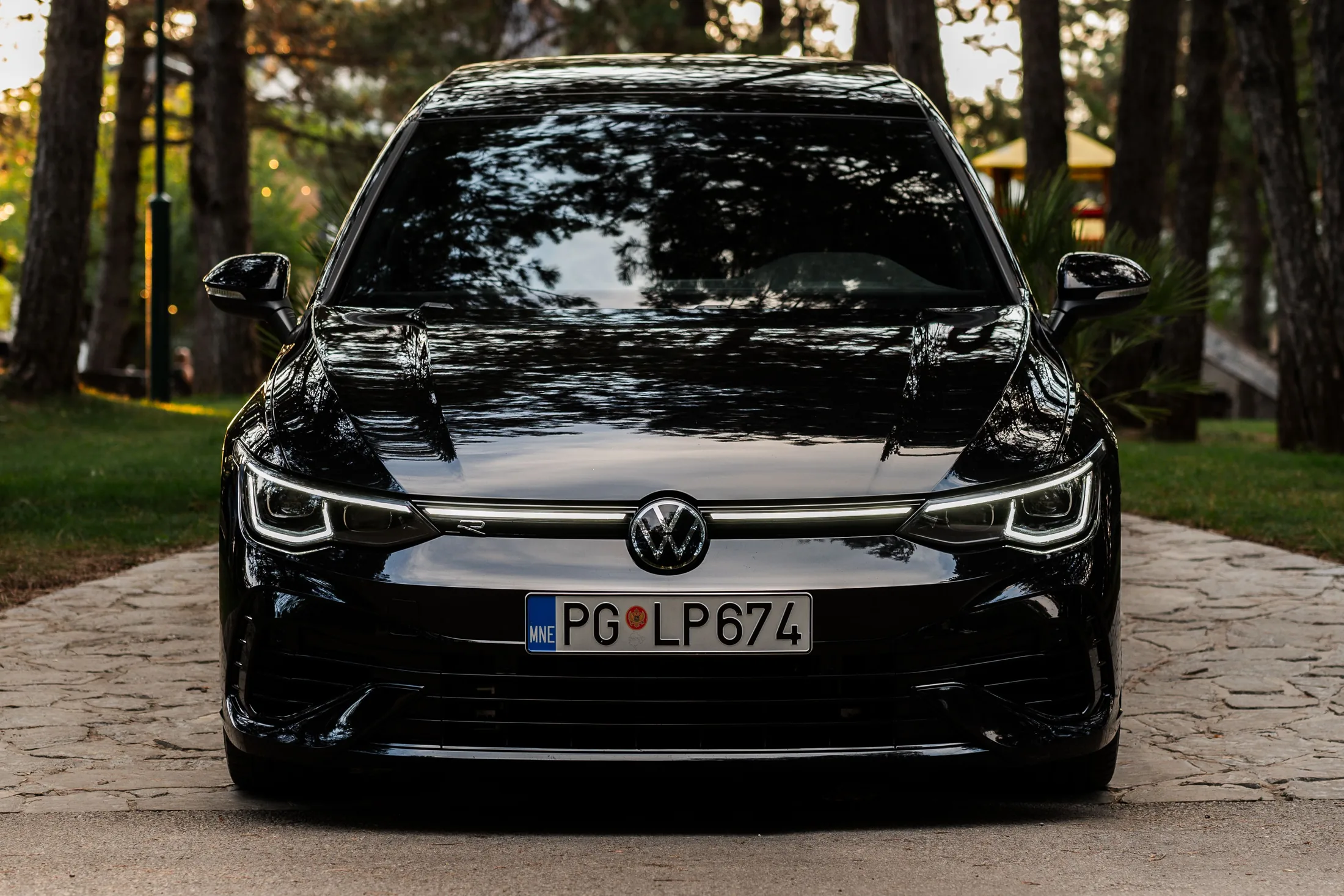 Volkswagen noire vue de face